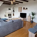 98Qm Wohnung Im Villenviertel - Voll Ausgestattet Mit Balkon Und Kamin - Wlan Gratis